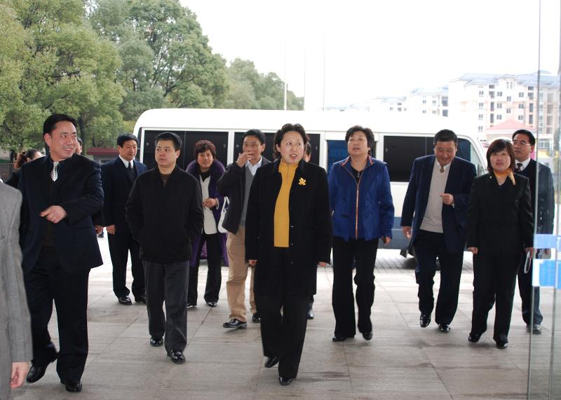 2009年2月，時任湖南省人大常委會副主任、黨組成員，省總工會主席劉蓮玉來四化建調研